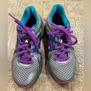 Brooks GTS 17 Running shoe purple and blue great condition size 6
